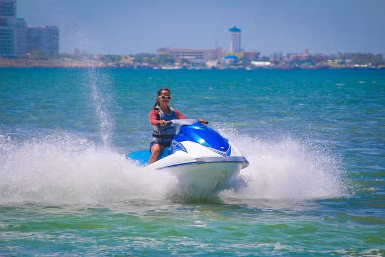 Alquiler de motos de agua en CancĂșn - photo 4