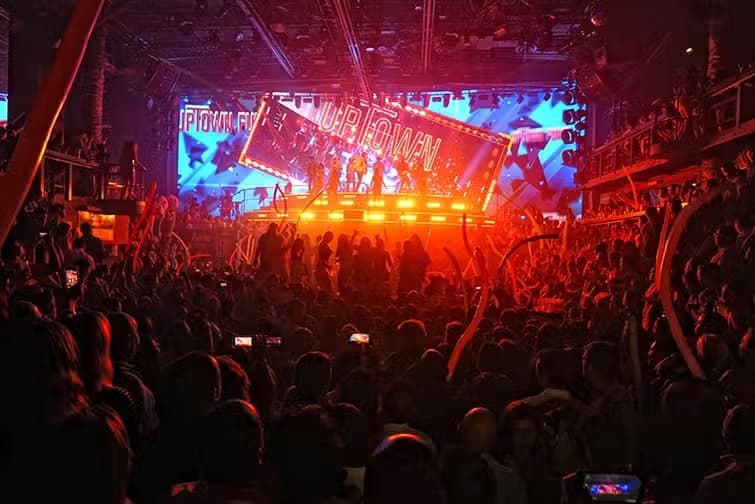 Fiesta en la discoteca Coco Bongo - photo 5