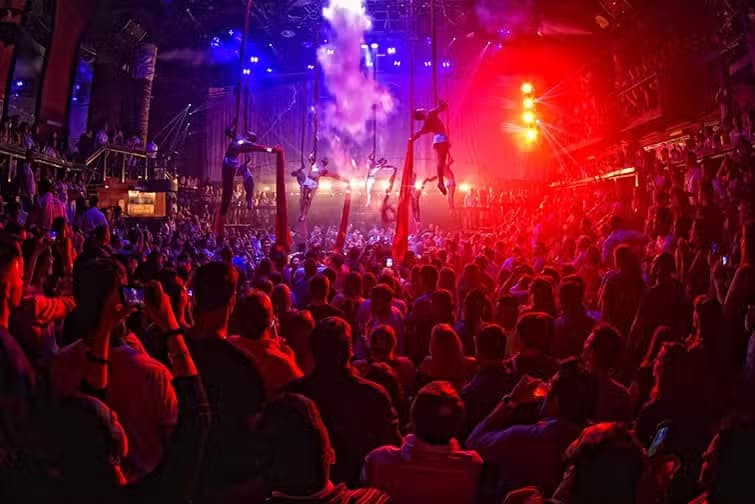 Fiesta en la discoteca Coco Bongo - photo 7